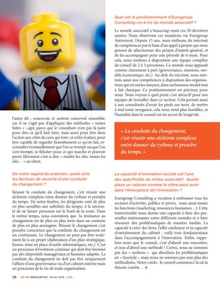 28 La VIe associatiVe février 2016 n°24
l'autre dit  ; concevoir, et surtout concevoir ensemble,
car il ne s'agit pas d'appliquer des méthodes « toutes
faites » ; agir, parce que le consultant n'est pas là juste
pour dire ce qu'il faut faire, mais aussi pour être dans
l'action aux côtés de ceux qui font ; et enfin évaluer, pour
être capable de regarder honnêtement ce qu'on fait, re-
connaître éventuellement que l'on se trompe ou que l'on
s'est trompé, se féliciter pour ce qui marche et pouvoir
partir librement c'est-à-dire « rendre les clés, toutes les
clés… » au client.
De votre regard de praticien, quels sont
les facteurs de réussite d'une conduite
du changement ?
Réussir la conduite du changement, c'est réussir une
alchimie complexe entre donner du rythme et prendre
du temps. De notre fenêtre, les dirigeants sont de plus
en plus sensibles aux subtilités du tempo, à la nécessi-
té de ne laisser personne sur le bord de la route. Dans
le même temps, nous constatons que la résistance au
changement est de plus en plus forte dans un contexte
de plus en plus anxiogène. Réussir le changement c'est
prendre conscience que la conduite du changement est
un continuum. Le changement ne peut pas être seule-
ment lié à un projet (élaboration d'un plan stratégique,
fusion, mise en place d'outils informatiques, etc.). C'est
un processus d'évolution continue qui doit être favorisé
par des dispositifs managériaux et humains adaptés. La
conduite du changement ne doit pas être uniquement
l'affaire d'une gouvernance ou d'un cabinet externe mais
un processus de la vie de toute organisation.
Quel est le positionnement d'Eurogroup
Consulting vis-à-vis du monde associatif ?
Le monde associatif a beaucoup muté ces 20 dernières
années. Nous observons ces mutations via Eurogroup
Autrement. Depuis 15 ans, nous réalisons du mécénat
de compétences par le biais d'un appel à projets qui nous
permet de sélectionner des projets d'intérêt général, et
de les accompagner pour une période de 6 mois. Pour
cela, nous mettons à disposition une équipe complète
de conseil de 2 à 3 personnes. Ce monde nous apparaît
comme clairement à part (gouvernance, missions, mo-
dèle économique, etc.). Au-delà du mécénat, nous met-
tons aussi nos compétences à disposition des organisa-
tions qui en ont les moyens, dans un business model tout
à fait classique. Ce positionnement est précieux pour
nous. Nous voyons à quel point c'est attractif pour nos
équipes de travailler dans ce secteur. Cela permet aussi
à nos consultants d'avoir les pieds sur terre, de mettre
à mal toute arrogance, cela nous rend plus humbles, et
l'humilité dans le conseil est un secret de longévité.
La capacité d'innovation sociale est l'une
des spécificités du milieu associatif. Quelle
place un cabinet comme le vôtre peut avoir
dans l'émergence de l'innovation ?
Eurogroup Consulting a vocation à embrasser tous les
secteurs d'activités, publics et privés, mais aussi toutes
les fonctions (marketing, ressources humaines…). Cette
transversalité nous donne une capacité à faire des pas-
serelles intéressantes entre différents mondes et à faire
résonner des problématiques de manière inédite. La
capacité à créer des liens, l'effet catalyseur et la capacité
d'entraînement du cabinet  : voilà trois fondamentaux
dans l'accompagnement à l'innovation. Enfin, rappe-
lons-nous que le conseil, c'est d'abord une rencontre,
et non d'abord une méthode ! Certes, nous ne sommes
pas des « surfeurs » qui abordons les problématiques
en « freestyle » mais nous ne sommes pas non plus des
méthodistes. Notre crédo : le conseil commence là où la
théorie s'arrête… •
« La conduite du changement,
c'est réussir une alchimie complexe
entre donner du rythme et prendre
du temps. »
 