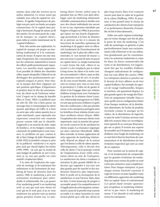 67

100 ANS DE GESTION

plus long terme). Rien n’est vraiment
encore joué dans le cadre de la gestion
de la valeur (Hallberg, 1995). Et pourtant, le lien positif entre le niveau de
satisfaction des clients d’une entreprise
et sa performance financière d’ensemble est bel et bien démontré…
Enfin, une autre rupture technologique est venue changer, une fois de plus,
le point de mire du marketing. C’est
celle du numérique en général, et plus
particulièrement (mais non exclusivement) celle d’Internet et de son utilisation grandissante par les consommateurs, les acheteurs industriels et, entre
les deux, les forces commerciales (de
vente et de distribution). Cet engouement fait que les modèles d’affaires
changent radicalement de configuration (au tout début des années 1990).
Les entreprises doivent se pencher sur
le devenir de leurs affaires ou de leur
capital d’affaires. Par exemple, les agences de voyage traditionnelles, briques
et mortiers, ont quasiment disparu. La
plus grande agence de voyage des ÉtatsUnis est uniquement virtuelle. Dans ce
sens, quelle sera la configuration future
d’une banque moderne, de la distribution alimentaire, de l’achat de produits
récréatifs comme la musique ou les
vidéos, de la distribution de logiciels,
et ainsi de suite? Certains secteurs sont
déjà très avancés dans ces reconfigurations (quand ils ne sont pas désavantagés sur ce plan). Il revient aux experts
de travailler sur l’évolution des modèles
d’affaires sous l’angle du marketing, car
ce sont bel et bien les fonctions de communication et de distribution (et leur
évolution respective) qui sont au cœur
de ces ruptures.
Pour conclure sur la notion de capital, il est fondamental de comprendre
que les grandes évolutions du marketing dont nous venons de parler ne sont
certes pas exclusives, mais complémentaires. Pour chaque entreprise, et pour
chaque secteur d’activité concerné, il
s’agit de trouver un juste équilibre entre
ces différentes approches du marketing
liées au capital. Ainsi, et contrairement
à ce qu’ont clamé certains «gourous»
peu scrupuleux, le marketing relationnel ne va pas «tuer» le marketing de
masse. C’est absurde et cela induit en
erreur les entreprises.

Gestion, volume 32, numéro 3, automne 2007

keting direct (terme utilisé pour la
première fois en 1961) s’est alors développé, suivi du marketing relationnel,
véritable communication à double sens
avec des clients individuels (ou encore
le one to one, expression introduite par
Peppers et Rogers en 1996), le processus
qui repose sur une boucle d’apprentissage permettant à la base de données
de se préciser au fur et à mesure du
lancement de nouvelles opérations de
marketing et de gagner ainsi en efficacité (rendement de l’investissement de
marketing). Sur le plan des offres commerciales, le «sur mesure de masse» a
pris son essor. Le point de mire est passé
au capital client. La simple transaction
à court terme (du style «Merci et au
revoir!») a été remplacée par la valeur
à long terme du client et la vente croisée concomitante («Merci, mais au fait,
que penseriez-vous de ceci, et au plaisir de vous revoir bientôt, nous rentrerons en contact avec vous si vous nous
le permettez!»). L’idée est de garder le
client et de l’engager dans une relation
d’affaires à long terme avec l’entreprise.
La gestion de la relation client (customer relationship management ou CRM),
en tant que processus d’affaires et après
bien des soubresauts, a fini par prendre
racine, et les entreprises partagent ainsi
les bénéfices d’une relation étroite avec
leurs meilleurs clients (Payne, 2006).
L’acquisition des nouveaux clients reste
importante, mais la priorité des priorités est de conserver (et de satisfaire) les
clients acquis. La croissance organique
est alors valorisée (Reichheld, 2006).
Bien entendu, la bonne application de
cette approche de marketing relationnelle dépend au départ de la notion
que l’on donne à celle de valeur ajoutée.
Théoriquement, celle-ci devrait être
celle du client. C’est le principe central
de l’implantation d’une réelle orientation client au sein de l’entreprise.
La satisfaction du client a tendance à
entraîner la plus grande fidélité de ce
dernier, qui engendre à son tour une
plus grande part du marché et des rendements financiers plus importants.
Bref, le profit est la récompense de la
satisfaction, et non l’inverse. Mais, dans
les faits, il reste beaucoup de progrès à
accomplir quant à la compréhension et
à l’application de cette équation, notamment à cause de la priorité trop souvent
accordée à la valeur boursière (à court
terme) plutôt qu’à celle des clients (à

Document t&eacute;l&eacute;charg&eacute; depuis www.cairn.info - CERIST - - 193.194.76.5 - 05/03/2014 09h51. &copy; HEC Montréal

Document t&eacute;l&eacute;charg&eacute; depuis www.cairn.info - CERIST - - 193.194.76.5 - 05/03/2014 09h51. &copy; HEC Montréal

mation, dans celui des services ou en
milieu industriel. Le terme usuel qui
cohabite avec celui de capital est «territoire». Il signifie l’importance de protéger son pré carré, ses fonds, ses acquis
commerciaux. Or, le capital ainsi protégé a fortement changé de nature au fil
des années. On est ainsi passé du «capital de marque» au «capital client»,
pour enfin se centrer maintenant sur le
«capital d’affaires».
Tout cela mérite une explication. Le
capital de marque est propre au marketing traditionnel et à la communication de masse. Il repose sur une stratégie d’aspiration des consommateurs
(ou des acheteurs industriels) à travers
des efforts publi-promotionnels importants. Les marchés étant segmentés,
il est possible de définir des clientèles
cibles auprès desquelles l’objectif est de
développer des positionnements perceptuels uniques et précis. Pour réussir, la marque doit donc s’appuyer sur
une position spécifique, d’importance
et positive dans la tête du consommateur, du client ou de l’acheteur industriel. L’esprit est le champ de bataille
(Ries et Trout, 1982). La publicité joue
un rôle clé. Elle vise à faire passer un
message clair, à communiquer la valeur
ajoutée spécifique de l’offre et à faire
en sorte que cette valeur ajoutée (ou ce
«plus marchand», pour reprendre une
expression consacrée) soit vraiment
perçue comme telle par la clientèle.
L’approche y est souvent du style «tapis
de bombes», et les budgets communicationnels (et publicitaires) sont énormes. Le problème est que, comme le
dit si bien l’adage de John Wanamaker
(1838-1922) (considéré comme le père
de la publicité «moderne») et repris
plus tard par David Ogilvy lui-même
(1991-1999) : «Je sais que la moitié de
mon budget de publicité ne sert à rien,
mais je ne sais pas quelle est cette
moitié!» (traduction libre).
À la suite de l’explosion des capacités de stockage et de traitement des
ordinateurs et de l’avènement du marketing de bases de données dans les
années 1960, le marketing a pris une
orientation résolument plus individuelle et relationnelle. On a pu passer
d’un marketing passif à un marketing
actif : je sais qui sont mes clients (et
ceux qui ne le sont pas), et je ne veux
m’adresser (en priorité tout au moins)
qu’aux premiers d’entre eux. Le mar-

 