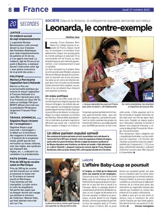 *

8 ■■■ France

SOCIÉTÉ Depuis le Kosovo, la collégienne expulsée demande son retour

20 secondes

Leonarda, le contre-exemple

JUSTICE

L’urgentiste Nicolas
Bonnemaison a été renvoyé
devant la cour d’assises
des Pyrénées-Atlantiques
pour sept empoisonnements
de patients en fin de vie,
a-t-on appris mercredi. Le
médecin, âgé de 53 ans et en
poste à Bayonne, a expliqué
durant l’instruction avoir agi
« avec pleine conscience
de la gravité des actes ».

Matthieu Goar

L

POLITIQUE

Marine Le Pen incarne
l’opposition face à Hollande
Marine Le Pen est
la personnalité politique qui
incarne le mieux l’opposition
à François Hollande et à
Jean-Marc Ayrault pour près
d’un Français sur deux (46 %),
selon un sondage CSA pour
BFMTV diffusé mercredi soir.
La présidente FN devance
largement François Fillon
(18 %).

Un enjeu politique

Un cas qui est loin d’être isolé. Car s’il
est théoriquement illégal d’expulser des
mineurs étrangers, les enfants des parents expulsés accompagnent presque
systématiquement leur famille. Sauf que
la jeune fille va vite devenir un enjeu politique. Il y a deux semaines, le ministre
de l’Intérieur, Manuel Valls, avait déclenché un tollé dans sa propre majorité en
affirmant que seule une « minorité de
Roms veulent s’intégrer en France ».

TRAVAIL DOMINICAL

Ségolène Royal réclame
de « la souplesse »
Ségolène Royal a jugé
mercredi « extravagant »
le débat sur la fermeture
des magasins le dimanche.
« Il faudrait de la souplesse
locale, plutôt que de tout
verrouiller au niveau national,
avec des règles, des syndicats
qui imposent des
règles, etc. », a déclaré l’ex
candidate à la présidentielle.

« Je veux reprendre les cours en France
pour avoir un avenir », dit l’adolescente.
Scolarisée, parlant parfaitement le français, ayant de bonnes notes… pour une
partie de la gauche, Leonarda est justement le contre-exemple des propos du
ministre de l’Intérieur, qui a déjà expulsé
plus de18 000 personnes en huit mois

Un élève parisien expulsé samedi

Des centaines de lycéens parisiens se sont rassemblées mercredi devant le
rectorat de Paris (20e) pour protester contre les expulsions d’élèves étrangers,
après celle d’un jeune Arménien. Réunis à l’appel de plusieurs syndicats et
du Réseau éducation sans frontières, les élèves ont scandé « Valls démission »
et « Libérer Khatchik », bloquant l’avenue du rectorat. Agé de 19 ans, Khatchik
Kachatryan, élève au lycée Jenatzy (18e), a été expulsé samedi vers l’Arménie.

FAITS DIVERS

Sur votre smartphone, les réactions
à l’expulsion de la jeune fille.
cette année. « Cette expulsion est à la
fois immorale et stupide. Immorale car
elle allait avoir son titre de séjour dans
deux mois. Stupide car depuis quatre
ans, l’Education nationale la formait à
devenir une citoyenne française », résume le député des Français de l’étranger, Pouria Amirshahi.
Pour temporiser, Valls a diligenté une
« enquête administrative » sur les conditions de l’expulsion. « En fonction des
résultats, je prendrai toutes les responsabilités qui s’imposeront. […] S’il y a eu
faute, cette famille reviendra », a déclaré
le Premier ministre Jean-Marc Ayrault
à l’Assemblée. W

LAÏCITÉ

Près de 300 kg de cocaïne
saisis en Martinique

L’affaire Baby-Loup se poursuit

J. Demarthon / AFP

Près de 300 kg de cocaïne
ont été trouvés sur un voilier
arraisonné en haute mer
le 10 octobre et ramené
mardi en Martinique.
Trois hommes ont été
interpellés. La lutte contre
le trafic de stupéfiants
fait partie des sujets que
va évoquer durant son voyage
aux Antilles le ministre
de l’Intérieur, Manuel Valls,
qui était attendu mercredi
soir sur l’île.

##JEL#172-103-http://m.20minutes.fr/tv/politique/87241-e##JEL#

eonarda, 15 ans, Kosovare, Rom,
élève d’un collège français et expulsée de France. Depuis mardi
soir, la reconduite à la frontière d’une
adolescente choque une grande partie
du monde politique et associatif. Et la
communauté rom de France, au cœur
de polémiques au sein même du gouvernement, s’est involontairement trouvé
un symbole.
Les faits remontent au 9 octobre. Dans
la commune de Levier (Doubs), une jeune
fille est arrêtée par des policiers qui viennent la chercher lors d’une excursion.
Son père est en centre de rétention depuis deux mois et toutes les demandes
d’asile viennent d’être rejetées. Les parents et les six enfants (tous mineurs)
sont expulsés au Kosovo.
A. Nimani/AFP

Un médecin accusé
de sept empoisonnements

Jeudi 17 octobre 2013

La directrice de la crèche avait licencié
une salariée car elle portait le voile.

A l’origine, ce n’était qu’un désaccord
entre une salariée et son employeur.
Cinq ans plus tard, l’affaire de la crèche
Baby-Loup de Chanteloup-les-Vignes
(Yvelines) est en passe de devenir le symbole de ce que doit être la laïcité à la
française. Après un passage devant le
conseil des prud’hommes de Mantes-laJolie, la cour d’appel de Versailles et la
Cour de cassation, le débat va se poursuivre, ce jeudi, devant la cour d’appel
de Paris, comme la procédure le permet.
La Cour de cassation avait, le 19 mars,
donné raison à Fatima Afif, la jeune

femme qui souhaitait garder son voile
tout en travaillant dans la crèche. Dans
les conclusions qu’il a remises lundi soir,
François Falletti, le procureur général,
considère au contraire que le règlement
intérieur de la crèche peut poser des
restrictions au regard des missions des
salariés qui travaillent au contact des
enfants et d’un public multiculturel.
Le débat a, quoi qu’il en soit, porté un
sérieux coup à l’existence de cette
crèche financée par des fonds publics.
Elle devrait fermer ses portes le 31 déVincent Vantighem
cembre. W

 