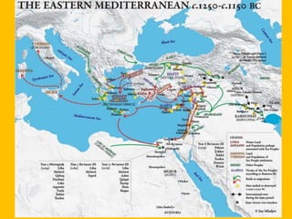 ΤΑ ΑΙΤΙΑ ΤΗΣ ΠΑΡΑΚΜΗΣ ΤΟΥ ΜΥΚΗΝΑΪΚΟΥ ΚΟΣΜΟΥ
Όπως είδαμε, μετά το 1200 π.Χ. τα μυκηναϊκά ανάκτορα
παρακμάζουν και εγκαταλείπονται ενώ εξαφανίζεται και η Γραμμική Β.
Πιθανά αίτια της παρακμής:
 Μετακίνηση νέων ελληνικών φύλων (Δωριείς) στη Νότια Ελλάδα
 Εσωτερικές αναταραχές και συγκρούσεις στα μυκηναϊκά βασίλεια
 Η αναστάτωση που προκάλεσαν οι ‘λαοί της θάλασσας’, οι οποίοι
την εποχή αυτή επιτέθηκαν στην Αίγυπτο, τη Φοινίκη και άλλες
περιοχές της Ανατολικής Μεσογείου. Το εμπόριο των Μυκηναίων με
τις περιοχές αυτές διακόπηκε και έτσι κατέρρευσε η οικονομία τους
που στηριζόταν σε αυτό.
Ίσως τελικά η παρακμή των μυκηναϊκών ανακτόρων οφείλεται σε
συνδυασμό και των τριών παραπάνω αιτιών
 