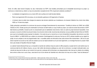 101 M2-AUDT-Spécialité CAD-Octobre 2014 
friche. En effet, étant donné l’ampleur du site, l’intervention de l’EPF s’est révélée primordiale pour la faisabilité économique du projet. La commune a notamment pu obtenir un taux de subvention exceptionnel de 70% moyennant certaines conditions73 : 
- La réalisation de logements sur au moins 50% de la surface de l’unité foncière libérée, 
- Parmi ces logements 25% de sociaux, et une densité supérieure à 25 logements à l’hectare, 
- L’inclusion dans le cahier des charges de cessions des terrains destinés aux investisseurs, de clauses d’atteinte d’au moins trois cibles HQE sur 14 dans les projets. 
Cette subvention permettait à la commune de pouvoir envisager financièrement la reconversion. Toutefois la lecture du CRAC de la SEM l’ACED en 2012, révèle que les prix d’estimation du foncier ont failli mettre un coup d’arrêt au projet. Les coûts de rachat des terrains à l’EPF était devenus prohibitifs, d’autant qu’ils ne comprenaient pas la viabilisation des terrains. Dans ce cadre le projet devenait impossible. C’est pourquoi un accord a dû être trouvé par le biais d’une réunion entre la ville, le service des domaines, la sous-préfète de Saint-Omer et l’ACED, pour que la municipalité puisse exposer la situation. A la suite de quoi un accord sur un prix d’ensemble d’acquisition des terrains a pu être trouvé à 49€/m². La SEM ACED qui a obtenu la concession d’aménagement du site pour huit ans en 2010, précise toutefois qu’au regard du projet, de son ampleur et de sa programmation des « nouvelles pistes de diminutions des coûts doivent être recherchées » afin de ne pas devoir reporter le surcoût sur les coûts de cession qui eux se répercuteraient sur le prix des logements. Le montage financier du projet n’était donc pas simple et l’équilibre financier fragile. 
Le cabinet Castro-Denissof-Casi qui a remporté le marché de maîtrise d’oeuvre avait en effet proposé un projet dont le coût estimé pour la commune était de 22 millions d’euros, ce qui a fait naître des tensions politiques au sein de la commune. Le projet s’articulait selon une volonté de retourner la ville sur son canal et non pas de s’y adosser afin de favoriser une réappropriation des rives par la création de multiples liens entre la ville et son cours d’eau, cela dans le but d’une refonte de l’identité de la ville autour de l’eau et du cristal. Taxé de démesure74 
73 SAEM ACED, 2012, Compte Rendu Annuel aux Collectivités – CRAC année 2011, ZAC du centre-ville, 28p. 
74 La Voix du Nord, Arques retoque le projet de ZAC du centre-ville hérité de l’ère Joël Duquenoy, édition du 29 juillet 2014.  