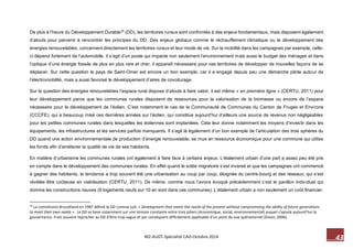 43 M2-AUDT-Spécialité CAD-Octobre 2014 
De plus à l’heure du Développement Durable25 (DD), les territoires ruraux sont confrontés à des enjeux fondamentaux, mais disposent également d’atouts pour parvenir à rencontrer les principes du DD. Des enjeux globaux comme le réchauffement climatique ou le développement des énergies renouvelables, concernent directement les territoires ruraux et leur mode de vie. Sur la mobilité dans les campagnes par exemple, celle- ci dépend fortement de l’automobile, il s’agit d’un poste qui impacte non seulement l’environnement mais aussi le budget des ménages et dans l’optique d’une énergie fossile de plus en plus rare et cher, il apparaît nécessaire pour ces territoires de développer de nouvelles façons de se déplacer. Sur cette question le pays de Saint-Omer est encore un bon exemple, car il a engagé depuis peu une démarche pilote autour de l’électromobilité, mais a aussi favorisé le développement d’aires de covoiturage. 
Sur la question des énergies renouvelables l’espace rural dispose d’atouts à faire valoir, il est même « en première ligne » (CERTU, 2011) pour leur développement parce que les communes rurales disposent de ressources pour la valorisation de la biomasse ou encore de l’espace nécessaire pour le développement de l’éolien. C’est notamment le cas de la Communauté de Communes du Canton de Fruges et Environs (CCCFE), qui a beaucoup misé ces dernières années sur l’éolien, qui constitue aujourd’hui d’ailleurs une source de revenus non négligeables pour les petites communes rurales dans lesquelles les éoliennes sont implantées. Cela leur donne notamment les moyens d’investir dans les équipements, les infrastructures et les services parfois manquants. Il s’agit là également d’un bon exemple de l’articulation des trois sphères du DD quand une action environnementale de production d’énergie renouvelable, se mue en ressource économique pour une commune qui utilise les fonds afin d’améliorer la qualité de vie de ses habitants. 
En matière d’urbanisme les communes rurales ont également à faire face à certains enjeux. L’étalement urbain d’une part a assez peu été pris en compte dans le développement des communes rurales. En effet quand le solde migratoire s’est inversé et que les campagnes ont commencé à gagner des habitants, la tendance a trop souvent été une urbanisation au coup par coup, éloignée du centre-bourg et des réseaux, qui s’est révélée être coûteuse en viabilisation (CERTU, 2011). De même, comme nous l’avons évoqué précédemment c’est le pavillon individuel qui domine les constructions neuves (9 logements neufs sur 10 en sont dans ces communes). L’étalement urbain a non seulement un coût financier, 
25 La commission Brundtland en 1987 définit le DD comme suit: « Development that meets the needs of the present without compromising the ability of future generations to meet their own needs ». Le DD se base notamment sur une tension constante entre trois piliers (économique, social, environnemental) auquel s’ajoute aujourd’hui la gouvernance. Il est souvent reprocher au DD d’être trop vague et par conséquent difficilement applicable d’un point de vue opérationnel (Dixon, 2006).  