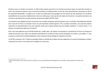 47 M2-AUDT-Spécialité CAD-Octobre 2014 
territoires ruraux en transition vont évoluer. En effet certains espaces aujourd’hui à la charnière de plusieurs types, pourraient être amenés à y entrer. Par exemple les espaces ruraux à économie touristique et entrepreneuriale, ce sont des zones particulièrement dynamiques du fait de leur attractivité résidentielle. La qualité de vie, le cadre et la préservation des paysages sont des facteurs de cette attractivité. Ils se localisent essentiellement sur le pourtour méditerranéen et dans son arrière-pays, mais aussi dans les Alpes où le tourisme a une grande importance. Les arrivées se caractérisent par une forte proportion de personnes âgées (DATAR, 2003). 
Une deuxième sous-catégorie peut être incluse dans ces nouvelles campagnes celle des espaces ruraux en transition. Essentiellement présents dans l’ouest de la France, ils comptent encore une part importante d’activité agricole (17%), le secteur secondaire y est aussi bien présent, notamment via l’agroalimentaire en lien avec l’agricole, tandis que le secteur tertiaire prend de l’ampleur quasiment « à marche forcée »31. La densité y est relativement faible avec 35 hab/km². 
Enfin il faut noter également que la DATAR identifie des « petites villes » de l’espace rural réparties sur l’ensemble de la France et contribuant à mailler les territoires ruraux. Elles nous intéressent particulièrement car elles sont bien souvent industrielles et ouvrières « par tradition »32, donc soumises au phénomène de désindustrialisation et par conséquent terrain privilégié de l’apparition de friches. 
La DATAR a entreprit en 2011 d’affiner sa typologie initiale et a identifié des mutations dans les catégories qu’il convient de développer à présent, notamment pour savoir ce qu’il advient de la catégorie du rural ouvrier. 
31 DATAR, 2003, Quelle France rurale pour 2020, contribution à une nouvelle politique de développement rural durable. Etude prospective de la Datar, p25. 
32 Ibid.  