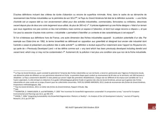 57 M2-AUDT-Spécialité CAD-Octobre 2014 
D’autres définitions incluent des critères de durée d’abandon ou encore de superficie minimale. Ainsi, dans le cadre de sa démarche de recensement des friches industrielles sur le périmètre de son SCoT46, le Pays du Grand Amiénois fait état de la définition suivante : « une friche d’activité est un espace bâti ou non anciennement utilisé pour des activités industrielles, commerciales, ferroviaires ou militaires, désormais vacant depuis plus de deux ans voire largement sous-utilisé, de plus de 300 m2 »47. Il précise également qu’une friche désigne « l’état d’un terrain que nous regardons non pas comme un lieu mal entretenu mais comme un espace à l’abandon, et dont tout usage reconnu a disparu », et que l’on peut lui associer d’autres mots comme « industrielle » permettant d’identifier un contexte et des caractéristiques à cet espace48. 
Si l’on s’intéresse aux définitions hors de France, une autre dimension des friches industrielles apparaît : la pollution potentielle d’un site. Par exemple aux Etats-Unis en 1992, le terme brownfield se définissait en opposition aux greenfield et désignait tout ancien site industriel dont l’activité a cessé et présentant une pollution liée à cette activité49. La définition a évolué aujourd’hui notamment avec l’apport du Royaume-Uni, qui parle de « Previously Developed Land » et les définis comme suit: « any land which has been previously developed including derelict and vacant land, which may or may not be contaminated »50. Autrement dit, la pollution n’est plus une condition sine qua non de la friche industrielle. 
46 Le Pays du Grand Amiénois, ayant constaté le potentiel et l’emprise des friches industrielles sur son territoire, a lancé en partenariat avec l’Agence d’Urbanisme locale, une démarche pilote de réflexion sur son patrimoine industriel en friche. La première étape ayant conduit au recensement de 83 sites sur le territoire, soit 200 hectares à réhabiliter. Le Pays a notamment identifié 13 sites pilotes qui seront l’objet des premières réhabilitations. Chaque site est différent et les enjeux sont variables de l’un à l’autre cependant, il a été entrepris la rédaction d’un guide méthodologique général d’aide à la gestion des sites du Grand Amiénois, preuve que la gestion des friches industrielles en zone rurale est un enjeu d’avenir pour les collectivités concernées. PAYS DU GRAND AMIENOIS, 2013, Guide de reconversion des friches du Grand Amiénois, Propositions méthodologiques, 60p. 
47 Pays du Grand Amiénois, 2013, Le Cahier des friches du Grand Amiénois, Rapport d’étude, 58p. 
48 Ibid. 
49 THORNTON, G. VANHEUSDEN, B. and NATHANAIL, P. 2005 “Are incentives for brownfield regeneration sustainable? A comparative survey.” Journal for European Environmental and Planning Law Vol.2, pp 350-374. 
50 DIXON, T. 2006 “Integrating Sustainability into Brownfield Regeneration: Rhetoric or Reality? – An Analysis of the UK Development Industry.” Journal of Property Research, 23:3, pp 237-267.  