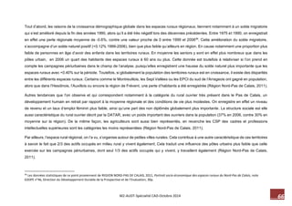 66 M2-AUDT-Spécialité CAD-Octobre 2014 
Tout d’abord, les raisons de la croissance démographique globale dans les espaces ruraux régionaux, tiennent notamment à un solde migratoire qui s’est amélioré depuis la fin des années 1990, alors qu’il a été très négatif lors des décennies précédentes. Entre 1975 et 1990, on enregistrait en effet une perte régionale moyenne de -0.6%, contre une valeur proche de 0 entre 1999 et 200656. Cette amélioration du solde migratoire, s’accompagne d’un solde naturel positif (+0.12% 1999-2006), bien que plus faible qu’ailleurs en région. En cause notamment une proportion plus faible de personnes en âge d’avoir des enfants dans les territoires ruraux. En moyenne les seniors y sont en effet plus nombreux que dans les pôles urbain, en 2006 un quart des habitants des espaces ruraux à 60 ans ou plus. Cette donnée est toutefois à relativiser si l’on prend en compte les campagnes périurbaines dans le champ de l’analyse, puisqu’elles enregistrent une hausse du solde naturel plus importante que les espaces ruraux avec +0.40% sur la période. Toutefois, si globalement la population des territoires ruraux est en croissance, il existe des disparités entre les différents espaces ruraux. Certains comme le Montreuillois, les Sept Vallées ou les EPCI du sud de l’Arrageois ont gagné en population, alors que dans l’Hesdinois, l’Auxillois ou encore la région de Frévent, une perte d’habitants a été enregistrée (Région Nord-Pas de Calais, 2011). 
Autres tendances que l’on observe et qui correspondent notamment à la catégorie du rural ouvrier très présent dans le Pas de Calais, un développement humain en retrait par rapport à la moyenne régionale et des conditions de vie plus modestes. On enregistre en effet un niveau de revenu et un taux d’emploi féminin plus faible, ainsi qu’une part des non diplômés globalement plus importante. La structure sociale est elle aussi caractéristique du rural ouvrier décrit par la DATAR, avec un poids important des ouvriers dans la population (37% en 2006, contre 30% en moyenne sur la région). De la même façon, les agriculteurs sont aussi bien représentés, en revanche les CSP des cadres et professions intellectuelles supérieures sont les catégories les moins représentées (Région Nord-Pas de Calais, 2011). 
Par ailleurs, l’espace rural régional, on l’a vu, s’organise autour de petites villes rurales. Cela contribue à une autre caractéristique de ces territoires à savoir le fait que 2/3 des actifs occupés en milieu rural y vivent également. Cela traduit une influence des pôles urbains plus faible que celle exercée sur les campagnes périurbaines, dont seul 1/3 des actifs occupés qui y vivent, y travaillent également (Région Nord-Pas de Calais, 2011). 
56 Les données statistiques de ce point proviennent de REGION NORD-PAS DE CALAIS, 2011, Portrait socio-économique des espaces ruraux du Nord-Pas de Calais, note D2DPE n°46, Direction du Développement Durable de la Prospective et de l’Evaluation, 30p.  