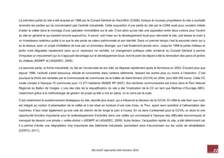 72 M2-AUDT-Spécialité CAD-Octobre 2014 
La première partie du site a été acquise en 1986 par le Conseil Général du Haut-Rhin (CG68), lorsque le nouveau propriétaire du site a souhaité revendre les parties qui ne concernaient pas l’activité industrielle. Cette acquisition d’une partie du site par le CG68 avait pour vocation initiale d’aider la vallée dans le montage d’une opération immobilière sur le site. C’est alors qu’est née une opposition entre deux visions pour l’avenir du site en général et qui existent encore aujourd’hui. A savoir, soit miser sur le développement local pour réinvestir le site, soit laisser la main à un investisseur extérieur quitte à ce que le site perde sa valeur patrimoniale et son identité. Dans un premier temps c’est la seconde vision qui a eu le dessus, avec un projet d’hôtellerie de luxe par un promoteur étranger, qui n’est finalement jamais venu. Jusqu’en 1998 la partie château et jardin s’est dégradée rapidement sans qu’un repreneur ne rachète. Le changement politique cette année-là au Conseil Général a permis d’impulser un mouvement qui lui s’appuyait davantage sur le développement local, dont le point de départ a été la rénovation des parcs et jardins du château (KEMPF et LAGADEC, 2009). 
La seconde partie, la friche industrielle, du fait de l’ancienneté de son bâti, se dégrade rapidement après la fermeture en 2003. D’autant plus que depuis 1986, l’activité s’était beaucoup réduite et concentrée dans certains bâtiments, laissant les autres plus ou moins à l’abandon. C’est pourquoi la friche est rachetée par la Communauté de Communes de la Vallée de Saint-Amarin (CCVA) en 2004, pour 600 000 euros. Cette CC rurale compte à l’époque 15 communes pour 13 271 habitants (INSEE RP 2007). Son territoire communautaire est inclus dans le Parc Naturel Régional du Ballon de Vosges. L’une des clés de la requalification du site a été l’implication de la CC en tant que Maîtrise d’Ouvrage (MO), notamment grâce à la méthodologie de gestion de projet qu’elle a mis en place, on le verra par la suite. 
C’est notamment le positionnement stratégique du site, abordé plus avant, qui a influencé la décision de la CCVA. En effet le site bien que rural, est intégré au cordon d’urbanisation de la vallée et il est situé en bordure d’une voie d’eau, la Thur, ayant servi autrefois à l’alimentation des machines. Il faut noter également qu’une voie de chemin de fer longe le parc à l’ouest. En ce sens il présentait pour la CCVA, un atout et une opportunité foncière importante pour le redéveloppement d’activités dans une vallée qui connaissait à l’époque des difficultés économiques et menaçait de devenir une simple « vallée-dortoir » (KEMPF et LAGADEC, 2009). Autre facteur, l’acquisition rapide du site, a été déterminant car il a permis d’éviter une dégradation trop importante des bâtiments industriels, permettant ainsi d’économiser sur les coûts de réhabilitation (CERTU, 2011).  