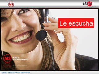 Le escucha 