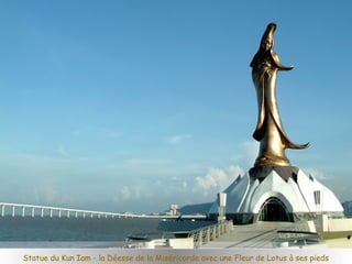 Statue du Kun Iam - la Déesse de la Miséricorde avec une Fleur de Lotus à ses pieds
 