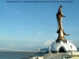 Statue de Kun Iam – Déesse de la Miséricorde avec une Fleur de Lotus à ses pieds
 