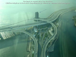 Vue depuis le sommet de la Tour de Macao.
L’édifice indiqué est la Porte de la Compréhension qui célèbre les relations chino-portugaises.
 