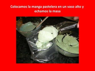 Colocamos la manga pastelera en un vaso alto y echamos la masa