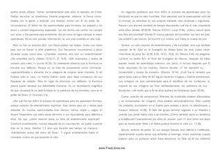 podría jam ás ofrecer. Tenían constantem ente ante ellos el ejemplo de Cristo.
Podían escuchar su enseñanza, hacerle preguntas, observar la form a com o
trataba con la gente, y disfrutar una relación íntim a con Él en todas las
circunstancias. El Señor les dio oportunidades para m inistrar, los preparó y los
envió a cum plir asignaciones especiales. Les dio ánimo con cariño, los corrigió
con amor, y fue paciente para enseñarles. A sí es como se logra siempre el mejor
aprendizaje. No es solo proveer inform ación; es una vida invertida en otra vida.
Pero no fue un proceso fá cil. Los Doce podían ser torpes. Hubo una razón
para que no fueran la élite académ ica. Con frecuencia, encontram os a Jesús
diciendo cosas como esta: «¿Tam bién vosotros sois aún sin entendimiento?
¿No entendéis aún?» (Mateo 15.16-17; cf. 16.9). «¡Oh insensatos, y tardos de
corazón para creer...!» (Lucas 24.25). Es interesante observar que la Escritura no
encubre sus defectos. Porque no se trata de proyectarlos com o lum inarias
supersantificadas o elevarlos de la categoría de sim ples seres m ortales. Si tal
hubiera sido el caso, no habría habido razón para dejar constancia de sus
flaquezas de carácter. Pero en lugar de disim ular sus defectos, la Escritura
parece querer destacar sus debilidades hum anas. Es un recordatorio m agnífico
de que «[nuestra] fe no esté fundada en la sabiduría de los hom bres, sino en el
poder de D ios» (1 Corintios 2.5).
¿Por qué fue tan difícil el proceso de aprendizaje para los apóstoles? Prim ero,
porque carecían de entendimiento espiritual. Eran lentos para oír y lentos para
entender. En muchas oportunidades eran densos, necios, torpes y ciegos. El
Nuevo Testam ento usa todos estos térm inos o sus equivalentes para referirse a
ellos. A sí que, ¿cóm o resolvió Jesús su falta de entendimiento espiritual?
Continuó enseñándoles. Incluso después de su resurrección, se quedó cuarenta
días en la tierra. Hechos 1.3 dice que durante ese tiempo se mantuvo
«hablándoles acerca del reino de D ios». Y siguió enseñándoles hasta el
momento m ism o en que ascendió al cielo.
Un segundo problema que hizo difícil el proceso de aprendizaje para los
discípulos es que no eran hum ildes. Eran personas que se preocupaban solo de
s í m ism as, se centraban en sus propios intereses, eran arribistas y orgullosos.
Pasaron una enorme cantidad de tiempo discutiendo cuál era el más importante
entre ellos (Mateo 20.20-28; Marcos 9.33-37; Lucas 9.46). ¿Cómo venció Jesús
esa falta de hum ildad? Siendo Él m ism o ejemplo de hum ildad. Les lavó los pies.
Les enseñó a ser siervos. Se hum illó a s í m ism o, aun hasta la muerte de cruz.
Tercero, no solo carecían de entendimiento y de hum ildad, sino que tam bién
carecían de fe. Solo en el Evangelio de Mateo Jesús les dice cuatro veces:
«H om bres de poca fe» (6.30; 8.26; 14.31; 16.8). En Marcos 4.40, les pregunta:
«¿Cóm o no tenéis fe?» Al final del Evangelio de M arcos, después de haber
pasado m eses de aprendizaje intensivo con Jesús, e incluso después que Él
hubo resucitado de los muertos, M arcos escribe: «Y les reprochó su
incredulidad y dureza de corazón» (M arcos 16.14). ¿Cuál fue el remedio que
aplicó Jesús para su falta de fe? Siguió haciendo m ilagros y hechos portentosos.
Los m ilagros no eran primeram ente para el beneficio de los incrédulos; la
mayoría de sus m ilagros los hizo deliberadam ente «en presencia de sus
discípulos » de modo que la fe de ellos pudiera ser fortalecida (Juan 20.30).
Cuarto, carecían de com prom iso. Mientras las multitudes estaban alborozadas
y se m ultiplicaban los milagros, ellos estaban em ocionadísim os. Pero cuando
los soldados irrum pieron en el huerto para arrestar a Jesús, lo abandonaron y
huyeron (M arcos 14.50). El líder del grupo term inó negando a su Maestro y
jurando que jam ás había visto a tal hom bre. ¿Cóm o remedió Jesús su tendencia
a la defección? Intercediendo por ellos en oración. Juan 17 dice cómo oró Jesús
para se mantuvieran fieles y el Padre pudiera llevarlos al cielo (w . 11-26).
Quinto, carecían de poder. En sus propias fuerzas, eran débiles e indefensos,
especialm ente cuando tenían que enfrentar al enemigo. Hubo ocasiones cuando
trataron pero no pudieron echar fuera dem onios. Su falta de fe los inhabilitó
www.FreeLibros.me
 