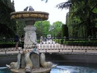 Palacio de los Duques de Osuna
La fachada del Palacio que da al jardín,
se encuentra presidida por la Fuente de
        los Delfines y las ranas.
 