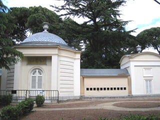 El Abejero:
 este pequeño palacete, dedicado a
  Venus tiene en las alas del edificio
unas colmenas que permiten ver a las
abejas, al estar recubiertas de vidrio.
 