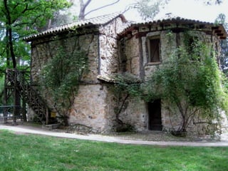 La Casa de la Vieja
Es una casa de labranza que existían en
   la finca antes de que los duques de
  Osuna transformaran lo que era una
          explotación agrícola en
            este jardín..
 