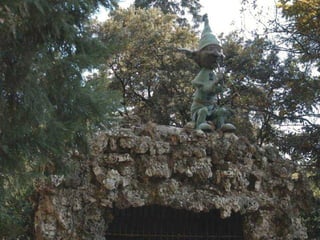 Alguno dice que un extraño ser con rostro grotesco,  que en alguna ocasión había sido perseguido,  pero siempre desaparecía entre la maleza,  era ver a este ser y aparecer los paseos llenos de flores,  cariñosamente le apodaron  el Duende del Retiro. Su actuación más curiosa fue la de adornar con pétalos de flores el paseo principal de El Retiro el día que llegó a Madrid Felipe V.   
