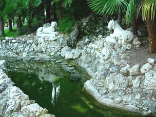 Fue Fernando VII quien decidió ubicar en el lado noroeste del Retiro el primitivo zoológico madrileño que en 1770 había inaugurado Carlos III junto al Jardín Botánico.  De esta época son las jaulas y el edificio conocido como Leonera, en cuya parte inferior se alojaban varios felinos (panteras, leones, hienas y chacales).  Los huéspedes del piso de arriba eran, sin embargo, bastante más ilustres, los monarcas y sus invitados.  Y es que, inicialmente, el uso y disfrute de este zoo era un privilegio exclusivo de la familia real. También durante estos años los osos ocuparon la conocida como Montaña Artificial.   