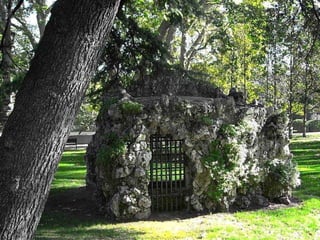 Uno de los ejemplares más famosos de esta época, aún en el recuerdo de los madrileños, es la elefante Pizarro, que protagonizó una simpática anécdota el día que se escapó y salió a dar un paseo por la calle Alcalá, tras haberse bebido varias botellas de vino  a su paso por las casetas de feria.  La elefanta, terminó su recorrido en una panadería, dando buena cuenta de las existencias.  En 1920 la Casa de Fieras volvía a manos del Ayuntamiento de Madrid y permaneció en su ubicación actual hasta 1972,  cuando todas las especies se trasladaron a la Casa de Campo. 