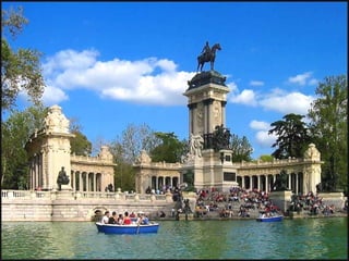 Monumento a Alfonso XII.   En 1901, la reina regente María Cristina convocó un concurso nacional para erigir un monumento a su difunto marido, el rey Alfonso XII, y que se situaría en el Parque del Retiro, junto al estanque grande. un espacio arquitectónico con una gran columnata que rodeara la estatua ecuestre del monarca, y una escalinata que bajara hasta el agua del estanque adornada con leones de piedra y alegorías en bronce. 