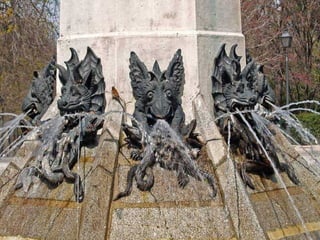 Las gárgolas le esperan con sus espeluznantes rostros  abajo  para atraparle.   
