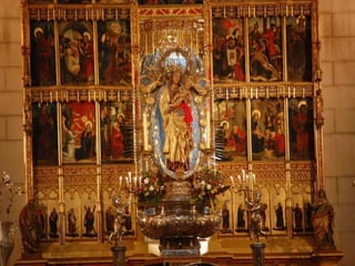 Después de nueve días de constantes plegarias, un cubo de la muralla se resquebrajó dejando al descubierto la imagen de la Virgen y dos cirios que la habían alumbrado durante los 373 años que había permanecido escondida.   