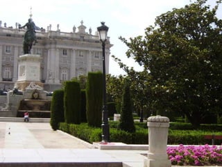 la Plaza de Oriente Los visitantes observan la estatua ecuestre de Felipe IV, que representa al monarca galopando a lomos de su caballo. Pocos son los que saben que esta escultura recibe también el nombre de  la estatua de los cuatro genios , porque fue realizada por Diego Velázquez, que la pintó; Pietro Tacca que lo esculpió; Galileo Galilei, que aconsejó que se hiciera en dos partes para mantener la posición de las patas hacia arriba y Martínez Montañés, que realizó el busto.  