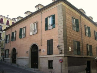PALACIO DEL PRÍNCIPE DE ANGLONA Precisamente en  esos bajos acogieron en su día los túneles secretos que comunicaban con el Palacio Real.  