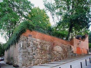 El jardín del Príncipe Anglona, junto a la casa-palacio del mismo nombre, estuvo cerrado al público hasta hace pocos años. Ahora es un lugar tranquilo desde el que divisar los barrios que rodean la Plaza de la Paja 
