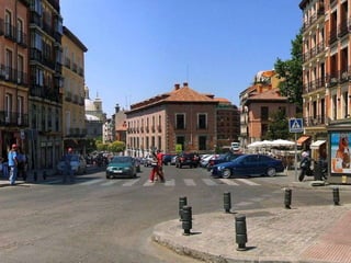 La Plaza del Humilladero  El nombre de esta plaza viene de esta costumbre  En la Edad Media, éste era el límite de Madrid, a pocos pasos se encontraba una de las puertas de entrada a Madrid, hoy desaparecida pero que conserva el nombre original; Puerta de Moros. Humilladero significa: lugar devoto que suele haber en las entradas o salidas de los pueblos y junto a los caminos, en los que colocaba una cruz o imagen de algún santo o de la Virgen. Los antiguos cristianos tenían la costumbre de humillarse cuando pasaban inclinando la cabeza o doblando la rodilla ante la imagen o la cruz. 