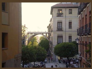 El viaducto  es una de las estampas más conocidas de la ciudad, no sólo por las estupendas vistas que permite disfrutar de los tejados madrileños, sino también por ser un lugar elegido en demasiadas ocasiones por los suicidas. Se trata de una sórdida tradición –a la que se ha puesto solución con unas mamparas de seguridad- con tanta historia como el propio viaducto. Cuenta la leyenda que ya en el siglo XIX, una joven quiso morir porque su familia no consintió que se casara con su enamorado. Sin embargo, esta primera historia del viaducto terminó con final feliz, ya que la joven sólo sufrió algunas magulladuras, gracias a que sus faldas frenaron la caída. La joven moriría mucho después, al dar a luz a su decimocuarto hijo.   El viaducto que tanto  se admira a pesar de sus tristes historias de suicidios y leyendas de almas en pena   