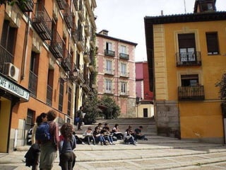 Calle del Rollo Es una calle con bastante historia. En un origen se llamó Calle de los Arcos y Calle de la Parra al último tramo, en clara referencia a los frutos que había plantados. Como anécdota, CUENTA LA LEYENDA que tal parra fue quebradero de cabeza para el maestro López de Hoyos, quien en su estudio cercano en el Pretil de los Consejos, veía cómo sus alumnos hacían novillos para robar la fruta de este arbusto. Uno de estos alumnos a quien castigó en repetidas ocasiones por su ausencia escolar fue el mismísimo Cervantes. El nombre actual es en honor al rollo  jurisdiccional de la Villa, que estaba ubicado en esta calle. Su principal característica es la forma escalonada de su trayecto final, acabando en la Plaza de la Cruz Verde. 