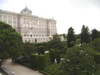 En las noches de luna llena los centinelas contaban que se oían pisadas, gruñidos y gritos humanos.  Algunos afirmaron haber visto entre los árboles las sombras de un animal y una persona que huía de sus garras. Esta leyenda cobró fuerza con el paso de los años 