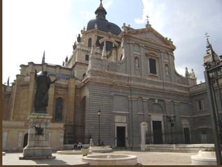            Al estar tan cerca del Palacio Real, Campo del Moro , y todos los edificios y zonas que la acompañan, tambien dicen que pasan cosas extrañas y luces, pero lo mismo son reflejos de los coches je je LA CATEDRAL DE LA ALMUDENA 