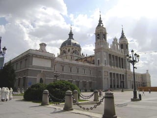 la historia de la Virgen de la Almudena. La leyenda nos cuenta que tras la conquista de Madrid por el rey Alfonso VI, en noviembre de 1085, comenzó la búsqueda de la imagen de la Virgen que, casi cuatrocientos años antes, en el año 712, había escondido un  herrero  para evitar que los musulmanes la profanaran a su entrada en Madrid.  