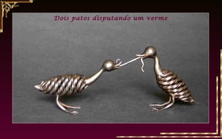 Dois patos disputando um verme
 