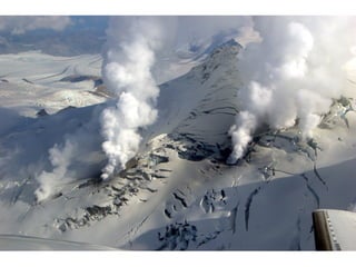 2.4. fases erupció d’un volcà
• Fase inicial.
Expulsió de gasos pel cràter que de vegades van
acompanyats de tremolor del terra.
• Fase paroxismal.
Els gasos surten cada cop en quantitats més grans I
de forma violenta com més viscós és.
• Fase terminal.
Explosions I emissions baixen fins que el volcà entra
en repòs.
Fumaroles

 
