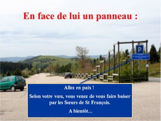 En face de lui un panneau :
 