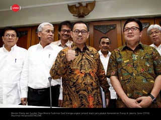 Menteri Energi dan Sumber Daya Mineral Sudirman Said (mengacungkan jempol) diapit para pejabat Kementerian Energi di Jakarta, Senin (27/10).
(Rachman Heryanto/DETIKCOM)
LENSA
 