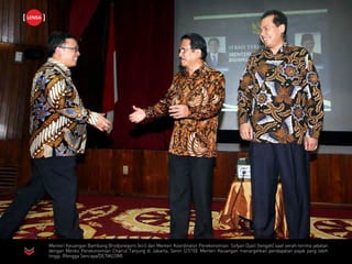 Menteri Keuangan Bambang Brodjonegoro (kiri) dan Menteri Koordinator Perekonomian Sofyan Djalil (tengah) saat serah-terima jabatan
dengan Menko Perekonomian Chairul Tanjung di Jakarta, Senin (27/10). Menteri Keuangan menargetkan pendapatan pajak yang lebih
tinggi. (Rengga Sencaya/DETIKCOM)
LENSA
 