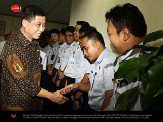 MenteriPerhubunganIgnasiusJonan(kiri)menyalamipegawaiKementerianPerhubungan,Senin(27/10). Sebelumnya,Ignasiusmerupakan
Direktur Utama PT Kereta Api dan dinilai sukses sehingga ditarik menjadi menteri oleh Presiden Jokowi. (Hasan Alhabshy/DETIKCOM)
LENSA
 