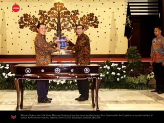 Menteri Hukum dan Hak Asasi Manusia Yasonna Laoly bersama pendahulunya, Amir Syamsuddin (kiri), pada acara pisah-sambut di
kantor Kementerian Hukum, Jakarta, Senin (27/10). (Grandyos Zefna/DETIKCOM)
LENSA
 