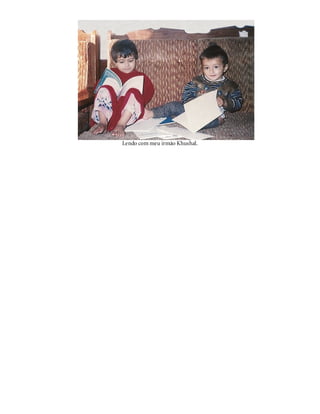 Lendo com meu irmão Khushal.
 
