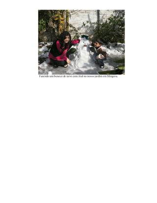 Fazendo um boneco de neve com Atal no nosso jardim em Mingora.
 