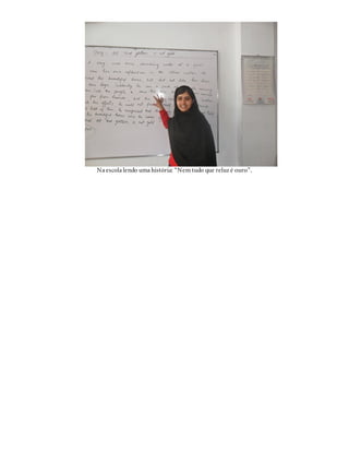 Na escola lendo uma história: “Nem tudo que reluz é ouro”.
 