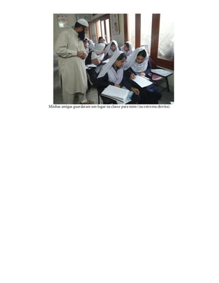 Minhas amigas guardaram um lugar na classe para mim (na extrema direita).
 