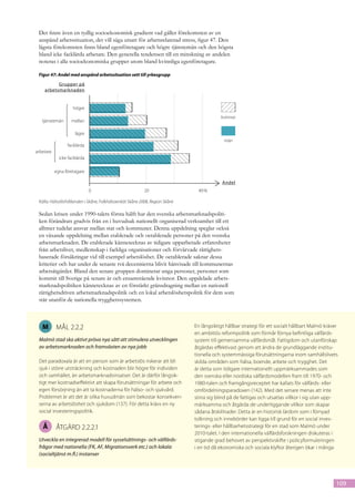 Det finns även en tydlig socioekonomisk gradient vad gäller förekomsten av en
 anspänd arbetssituation, det vill säga utsatt för arbetsrelaterad stress, figur 47. Den
 lägsta förekomsten finns bland egenföretagare och högre tjänstemän och den högsta
 bland icke facklärda arbetare. Den generella tendensen till en minskning av andelen
 noteras i alla socioekonomiska grupper utom bland kvinnliga egenföretagare.

 Figur 47: Andel med anspänd arbetssituation sett till yrkesgrupp
          Grupper på
    arbetsmarknaden


                    högre
                                                                                         kvinnor
   tjänstemän      mellan

                     lägre
                                                                                           män
                 facklärda
arbetare
             icke facklärda

           egna företagare

                                                                                          Andel
                              0                           20                   40 %

 Källa: Hälsoförhållanden i Skåne, Folkhälsoenkät Skåne 2008, Region Skåne

 Sedan krisen under 1990-talets första hälft har den svenska arbetsmarknadspoliti-
 ken förändrats gradvis från en i huvudsak nationellt organiserad verksamhet till ett
 alltmer tudelat ansvar mellan stat och kommuner. Denna uppdelning speglar också
 en växande uppdelning mellan etablerade och oetablerade personer på den svenska
 arbetsmarknaden. De etablerade kännetecknas av tidigare upparbetade erfarenheter
 från arbetslivet, medlemskap i fackliga organisationer och förvärvade rättighets-
 baserade försäkringar vid till exempel arbetslöshet. De oetablerade saknar dessa
 kriterier och har under de senaste två decennierna blivit hänvisade till kommunernas
 arbetsåtgärder. Bland den senare gruppen dominerar unga personer, personer som
 kommit till Sverige på senare år och ensamstående kvinnor. Den uppdelade arbets-
 marknadspolitiken kännetecknas av en förstärkt gränsdragning mellan en nationell
 rättighetsdriven arbetsmarknadspolitik och en lokal arbetslöshetspolitik för dem som
 står utanför de nationella trygghetssystemen.



   M       mål 2.2.2                                                         En långsiktigt hållbar strategi för ett socialt hållbart Malmö kräver
                                                                             en ambitiös reformpolitik som förmår förnya befintliga välfärds-
 Malmö stad ska aktivt pröva nya sätt att stimulera utvecklingen             system till gemensamma välfärdsmål. Fattig­ om och utanförskap
                                                                                                                             d
 av arbetsmarknaden och framväxten av nya jobb                               åtgärdas effektivast genom att ändra de grundläggande institu-
                                                                             tionella och systemmässiga förutsättningarna inom samhällslivets
 Det paradoxala är att en person som är arbetslös riskerar att bli           skilda områden som hälsa, boende, arbete och trygghet. Det
 sjuk i större utsträckning och kostnaden blir högre för individen           är detta som tidigare internationellt uppmärksammades som
 och samhället, än arbetsmarknadsinsatser. Det är därför långsik-            den sven­ ka eller nordiska välfärdsmodellen fram till 1970- och
                                                                                        s
 tigt mer kostnadseffektivt att skapa förutsättningar för arbete och         1980-talen och framgångsreceptet har kallats för välfärds- eller
 egen försörjning än att ta kostnaderna för hälso- och sjukvård.             omfördelningsparadoxen (142). Med det senare menas att inte
 Problemet är att det är olika huvudmän som bekostar konsekven-              stirra sig blind på de fattigas och utsattas villkor i sig utan upp-
 serna av arbetslöshet och sjukdom (137). För detta krävs en ny              märksamma och åtgärda de underliggande villkor som skapar
 social investeringspolitik.                                                 sådana åtskillnader. Det­ a är en historisk lärdom som i förnyad
                                                                                                       t
                                                                             tolkning och inne­ örder kan ligga till grund för en social inves-
                                                                                                 b
   Å       åtgärd 2.2.2.1                                                    terings- eller hållbarhetsstrategi för en stad som Malmö under
                                                                             2010-talet. I den internationella välfärdsforskningen diskuteras i
 Utveckla en integrerad modell för sysselsättnings- och välfärds-            stigande grad behovet av perspektivskifte i policyformuleringen
 frågor med nationella (FK, AF, Migrationsverk etc.) och lokala              i en tid då ekonomiska och sociala klyftor återigen ökar i många
 (social­tjänst m.fl.) instanser




                                                                                                                                                 109
 