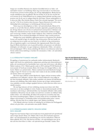 Längst ner i modellen illustreras det objektivt fastställda behovet av hälso- och
sjukvårdens insatser i en befolkning. Nästa steg avser huruvida en viss behovsmo-
tiverad insats existerar överhuvudtaget, det vill säga tillgängligheten. Redan här kan
sociala ojämlikheter göra sig gällande. Det kan handla om att det ska vara lika lätt
att få insatser för de ohälsotillstånd som är vanligast bland individer med låg social
position som för de som är vanligast bland de med högre. Nästan undantagslöst så
är detta inte fallet. Den brittiske läkaren Tudor Hart myntade begreppet ”the inverse
care law” (154) för att beskriva detta fenomen. Figuren illustrerar att en del av den
fullständiga behovstäckningen i en befolkning går förlorad redan här.
      Nästa steg avser åtkomligheten av hälso- och sjukvårdsutbudet. Denna är be-
roende av en rad olika faktorer, alltifrån kostnader, öppettider, geografisk placering
det vill säga faktorer som ofta har ett samband med social position. I debatten som
följde efter vårdvalsreformen har man hävdat att vårdcentraler tenderar att läggas
ned i resurssvaga områden, medan antalet vårdgivare ökar i städernas centrala delar.
Detta innebär ofta en minskad åtkomlighet för individer i lägre sociala positioner.
      Slutligen kan social ojämlikhet uppkomma genom att acceptansen för utbudets
former och innehåll är lägre för individer i låg social position. Det kan handla om
att vårdgivarna har ett språk som inte förstås av en individ i en låg social position,
eller att åtgärderna upplevs som kränkande eller stigmatiserande. Detta har sedan
lång tid tillbaka identifierats som ett generellt problem och passusen om individens
delaktighet och inflytande i sin egen vårdprocess inkluderades i Hälso- och sjukvår-
dens portalparagraf 1983 av denna anledning. De faktorer som diskuteras nedan kan
förstås utifrån denna indelning av barriärer för utnyttjande av hälso- och sjukvårdens
utbud av tjänster.


2.3.2	Vårdutny t tjande i Malmö                                                            Figur 50: Antal läkarbesök 2010 per in-
                                                                                           vånare och år i Malmö, åldersstratifierat
På uppdrag av kommissionen har sambandet mellan vårdutnyttjande, läkarbesök i
öppen vård, besök hos sjuksköterska, sjukgymnast, psykolog samt slutenvårdsutnytt-         Antal
jande, och socioekonomi hos barnfamiljer samt vuxna män och kvinnor i alla åldrar i
Malmö studerats (155). I Malmö gjordes under år 2010 omkring 870 000 läkarbesök
motsvarande 2,9 besök per invånare (Skåne 2,8, Sverige 2,5). Knappt hälften av alla        5
besök i Malmö var i primärvården. Ålderns samband med antal läkarbesök framgår
tydligt av figur 50. Oavsett var man söker vård i staden är det den enskilde individen
och dennes adress som registreras.
      Det finns ingen skillnad i antalet läkarbesök i öppen vård per invånare mellan       0
stadsdelarna trots skillnader i inkomst. Men ett flertal indikatorer visar tydligt att         0      25          50    75      Ålder
det finns betydande skillnader i hälsa mellan stadsdelar och relaterat till individernas
inkomst och utbildning. Man skulle således förvänta sig ett högre vårdutnyttjande i        Källa: Beckman, 2012
vissa stadsdelar om detta verkligen speglade behoven, varför detta kan tolkas som en
ojämlik situation.
      De med lägst inkomst och kort utbildning utnyttjar mest sluten vård vilket
motsvaras av att deras sjuklighet är större. Studier av slutenvårdsutnyttjande och Skå-
neenkätens redovisning av självskattad hälsa visar betydande skillnader i hälsa mellan
stadsdelarna. Detsamma visar de studier som redovisas i avsnittet om skillnad i hälsa
mellan inrikes- och utrikesfödda, där hälsan till exempel hos invandrare från Irak,
den största invandrargruppen i Malmö, är mycket sämre än hos svenskfödda. Den
tidigare redovisningen av mödrahälsovården och barnhälsovården pekar i samma
riktning. Allt detta talar för en ojämlik öppen vård i Malmös befolkning.
      I det följande redovisas i korthet ett underlag för att förbättra det förebyggande
arbetet och göra hälso- och sjukvården mera jämlik i Malmö.


2.3.3	Förebyggande arbete i Region Sk åne
och i Malmö
Frågan hur man hanterar frågor om levnadsvanor inom primärvård och specialiserad
vård är högst aktuell i Skåne och i Malmö. Den 9 mars 2012 beslutade regionens
hälso- och sjukvårdsnämnd om ackreditering och avtal för vårdenheter i Hälsoval
Skåne gällande 2012 (156). Här hänvisas till hälso- och sjukvårdslagens krav på att
den som har störst behov av hälso- och sjukvård ska ges företräde i vården. Hon-



                                                                                                                                       119
 