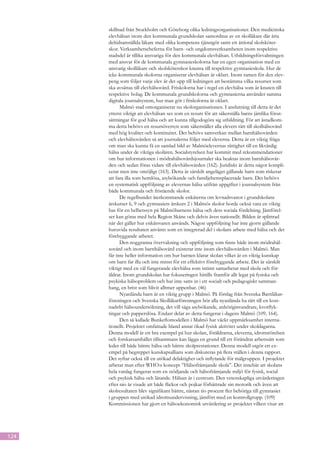 skillnad från Stockholm och Göteborg olika ledningsorganisationer. Den medicinska
      elevhälsan inom den kommunala grundskolan samordnas av en skolläkare där åtta
      deltidsanställda läkare med olika kompetens tjänstgör samt ett åttiotal skolsköter-
      skor. Verksamhetscheferna för barn- och ungdomsverksamheten inom respektive
      stadsdel är tillika ansvariga för den kommunala elevhälsan. Utbildningsförvaltningen
      med ansvar för de kommunala gymnasieskolorna har en egen organisation med en
      ansvarig skolläkare och skolsköterskor knutna till respektive gymnasieskola. Hur de
      icke-kommunala skolorna organiserar elevhälsan är oklart. Inom ramen för den elev-
      peng som följer varje elev är det upp till ledningen att bestämma vilka resurser som
      ska avsättas till elevhälsovård. Friskolorna har i regel en elevhälsa som är knuten till
      respektive bolag. De kommunala grundskolorna och gymnasierna använder samma
      digitala journalsystem, hur man gör i friskolorna är oklart.
            Malmö stad omorganiserar nu skolorganisationen. I anslutning till detta är det
      ytterst viktigt att elevhälsan ses som en resurs för att säkerställa barns jämlika förut-
      sättningar för god hälsa och att kunna tillgodogöra sig utbildning. För att åstadkom-
      ma detta behövs en resursöversyn som säkerställer alla elevers rätt till skolhälsovård
      med hög kvalitet och kontinuitet. Det behövs samverkan mellan barnhälsovården
      och elevhälsovården så att journalerna följer med eleverna. Detta är en viktig fråga
      om man ska kunna få en samlad bild av Malmöelevernas rättighet till en likvärdig
      hälsa under de viktiga skolåren. Socialstyrelsen har kommit med rekommendationer
      om hur informationen i mödrahälsovårdsjournaler ska beaktas inom barnhälsovår-
      den och sedan föras vidare till elevhälsovården (162). Juridiskt är detta något kompli-
      cerat men inte omöjligt (163). Detta är särskilt angeläget gällande barn som riskerar
      att fara illa som hemlösa, asylsökande och familjehemsplacerade barn. Det behövs
      en systematisk uppföljning av elevernas hälsa utifrån uppgifter i journalsystem från
      både kommunala och fristående skolor.
            De regelbundet återkommande enkäterna om levnadsvanor i grundskolans
      årskurser 6, 9 och gymnasiets årskurs 2 i Malmös skolor borde också vara en viktig
      bas för en helhetssyn på Malmöbarnens hälsa och dess sociala fördelning. Jämförel-
      ser kan göras med hela Region Skåne och delvis även nationellt. Bilden är splittrad
      när det gäller hur enkätsvaren används. Någon uppföljning har inte gjorts gällande
      huruvida resultaten använts som en integrerad del i skolans arbete med hälsa och det
      förebyggande arbetet.
            Den noggranna övervakning och uppföljning som finns både inom mödrahäl-
      sovård och inom barnhälsovård existerar inte inom elevhälsovården i Malmö. Man
      får inte heller information om hur barnen klarar skolan vilket är en viktig kunskap
      om barn far illa och inte minst för ett effektivt förebyggande arbete. Det är särskilt
      viktigt med en väl fungerande elevhälsa som intimt samarbetar med skola och för-
      äldrar. Inom grundskolan har fokuseringen hittills framför allt legat på fysiska och
      psykiska hälsoproblem och har inte satts in i ett socialt och pedagogiskt samman-
      hang, en brist som blivit alltmer uppenbar. (46)
            Nyanlända barn är en viktig grupp i Malmö. På förslag från Svenska Barnläkar-
      föreningen och Svenska Skolläkarföreningen bör alla nyanlända ha rätt till en kost-
      nadsfri hälsoundersökning, det vill säga asylsökande, anhöriginvandrare, kvotflyk-
      tingar och papperslösa. Endast delar av detta fungerar i dagens Malmö (109, 164).
            Den så kallade Bunkeflomodellen i Malmö har väckt uppmärksamhet interna-
      tionellt. Projektet omfattade bland annat ökad fysisk aktivitet under skoldagarna.
      Denna modell är ett bra exempel på hur skolan, föräldrarna, eleverna, idrottsrörelsen
      och forskarsamhället tillsammans kan lägga en grund till ett förändrat arbetssätt som
      leder till både bättre hälsa och bättre skolprestationer. Denna modell utgör ett ex-
      empel på begreppet kunskapsallians som diskuteras på flera ställen i denna rapport.
      Det syftar också till en utökad delaktighet och inflytande för målgruppen. I projektet
      arbetar man efter WHO:s koncept ”Hälsofrämjande skola”. Det innebär att skolans
      hela vardag fungerar som en stödjande och hälsofrämjande miljö för fysisk, social
      och psykisk hälsa och lärande. Hälsan är i centrum. Den vetenskapliga utvärderingen
      efter nio år visade att både flickor och pojkar förbättrade sin motorik och även att
      skolresultaten blev signifikant bättre, nästan tio procent fler behöriga till gymnasiet
      i gruppen med utökad idrottsundervisning, jämfört med en kontrollgrupp. (109)
      Kommissionen har gjort en hälsoekonomisk utvärdering av projektet vilken visar att




124
 