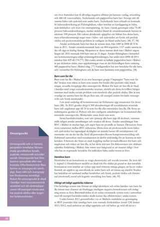 oro över framtiden kan få allvarliga negativa effekter på barnens vardag, utveckling
                                       och tillit till vuxenvärlden. Asylsökande och papperslösa barn har i Sverige rätt till
                                       samma hälso-och sjukvård som andra barn. Asylsökande barn erbjuds en kostnads-
                                       fri hälsoundersökning på Flyktinghälsan, vilket innebär en kartläggning av hälsa,
                                       sjukvårdsbehov och även viss smittspårning. Av barn i familj genomgår cirka 75–80
                                       procent hälsoundersökningen, medan andelen bland de ensamkommande barnen är
                                       närmare 100 procent. Det saknas detaljerade uppgifter om hälsan hos dessa barn,
                                       men erfarenhetsmässigt anger man i hälso- och sjukvården att fysisk och psykisk
                                       ohälsa och psykosomatiska problem är vanligare än bland andra barn. (48, 57, 58)
                                             Antalet asylsökande barn har ökat de senaste åren, från 1449 år 2008 till 3136
                                       barn år 2011. Antalet ensamkommande barn var 404 respektive 1157 under samma år,
                                       det vill säga en kraftig ökning. Merparten av dessa stannar dock inte i Malmö någon
                                       längre tid. 2011 stannade 644 barn mer än 31 dagar. Antalet flyktingbarn i bemärkel-
                                       sen kommunmottagna enligt ersättningsförordningen, har under åren 2008 till 2011
                                       minskat från 429 till 174 (77). Det exakta antalet så kallade papperslösa barn i Malmö
                                       är per definition okänt, men uppskattningar visar att det förmodligen finns omkring
                                       400 papperslösa barn i Malmö idag. (77) Vardagsmiljön har stor betydelse för alla barn,
                                       och i synnerhet för flyktingbarn och de barn som benämns som papperslösa. (58)

                                       Barn som far illa
                                       Barn som far illa i Malmö är en stor heterogen grupp. I begreppet ”barn som far
                                       illa” brukar man räkna in barn som utsätts för fysiskt eller psykiskt våld, kränk-
                                       ningar, sexuella övergrepp eller omsorgssvikt. Risken för barn att fara illa är ökad
                                       i familjer med svaga socioekonomiska resurser, särskilt när dessa livsvillkor hänger
                                       samman med andra sociala problem som missbruk eller psykisk ohälsa. Det är inte
                                       ovanligt att samma barn far illa på flera sätt, till exempel utsätts för både omsorgs-
                                       svikt och fysisk misshandel.
                                             I ett antal underlag till kommissionen tar författarna upp situationen för dessa
                                       barn (48). År 2011 gjordes drygt 6 500 aktualiseringar till socialtjänsten avseende
                                       barn och ungdomar upp till 18 år som for illa eller misstänkts fara illa. De flesta an-
                                       mälningarna gjordes av Polisen och den vanligaste anledningen var konstaterad eller
                                       misstänkt omsorgssvikt. Mörkertalet antas dock vara stort.
                                             Inom barnhälsovården, som når i princip alla barn upp till skolstart, samman-
                                       ställs årligen antalet anmälningar och orsaken till dessa. Antalet anmälningar från
                                       BVC i Malmö är mycket lågt, och utgör bara tre promille av barnen. Dessutom finns
                                       stora variationer mellan BVC-enheterna. Detta trots att professionella inom hälso-
                                       och sjukvården har lagstadgad skyldighet att anmäla barnet till socialtjänsten vid
     Omsorgssvikt                      misstanke om att det far illa. Stöd till personalen liksom kompetensutveckling och
                                       förbättrad samverkan med socialtjänsten är därför nödvändig för att komma åt mör-
                                       kertalen. Eftersom det finns en stark koppling mellan levnadsvillkoren för barn och
     Omsorgssvikt sett ur barnets      ungdomar och risken att fara illa, så har detta relevans för diskussionen om ohälsans
     perspektiv innefattar försum-     ojämlika fördelning i Malmö. Inte minst mot bakgrund av att insatser tidigt i livet
     made grundbehov fysiskt,          ofta har en avgörande betydelse för individers hälsa under resten av livet.
     psykiskt, emotionellt och/eller
     socialt. Omsorgssvikt kan före-   Hemlösa barn
     komma sporadiskt eller mer        Hemlöshet är en konsekvens av svaga ekonomiska och sociala resurser. (Se även del
                                       1, kapitel 1) Hemlösheten medför en ökad risk för ohälsa på grund av den instabila
     kroniskt. Ofta förekommer flera
                                       livssituation som innebär att ryckas upp med rötterna många gånger, att ha en osäker
     former av omsorgssvikt samti-
                                       framtid, att uppleva sig annorlunda än andra barn och att känna sig utanför. Studier
     digt. Även våld och övergrepp     har bekräftat ett samband mellan hemlöshet och fysisk, psykisk ohälsa och försäm-
     kan förekomma samtidigt.          rad emotionell, social och kognitiv utveckling hos barn. (46, 59)
     Risken för omsorgssvikt är ökad
     i familjer med socioekonomisk     Viktigt att tidigt upptäcka riskerna
     utsatthet och då vårdnadsper-     Om befintliga system inte förmår att tidigt identifiera och stötta familjer vars barn far
     sonen till exempel missbrukar,    illa missar man chansen att förebygga ytterligare negativa konsekvenser och utslag-
     har psykisk ohälsa eller kogni-   ning resten av livet. Barntandvården är ett redan existerande system som i samverkan
     tivt funktionshinder.             med till exempel barnhälsovården skulle kunna öka effektiviteten i andra system.
                                             Under hösten 2011 genomfördes i en av Malmös stadsdelar en genomgång
                                       av BVC-journaler från samtliga barn som startade förskoleklass (totalt 124) läsåret
                                       2011/2012, med ambition att tidigt upptäcka och vid behov ge stöd till elever i



36
 