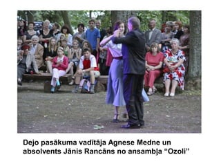Dejo pasākuma vadītāja Agnese Medne un
absolvents Jānis Rancāns no ansambļa “Ozoli”
 